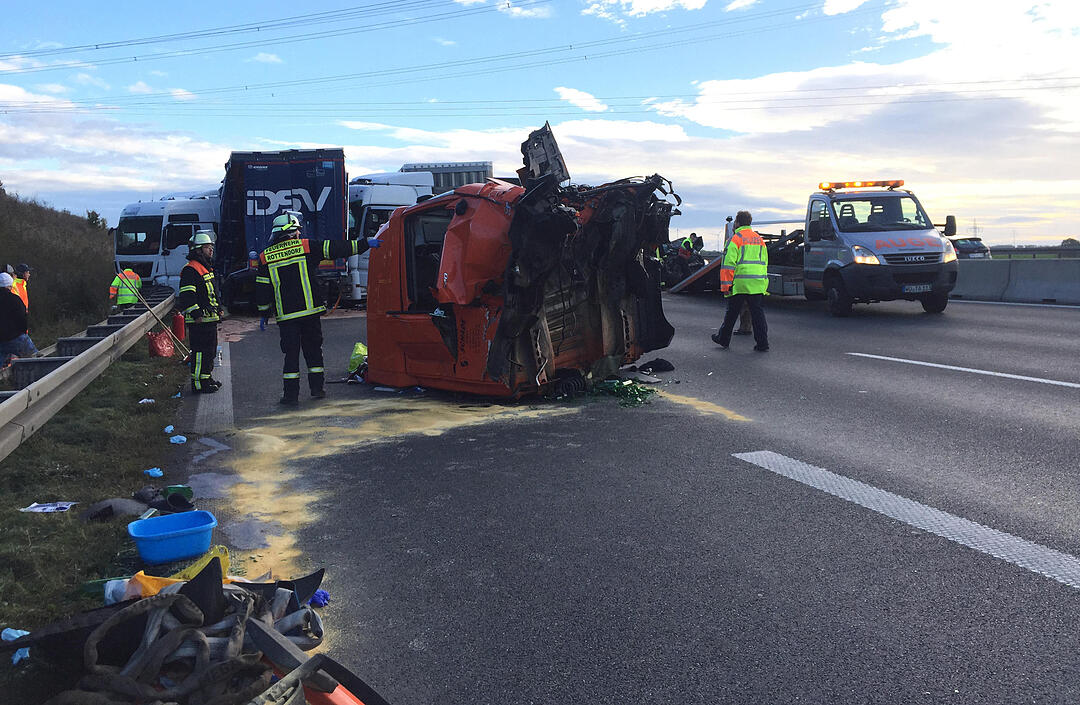 A3 im Kreis Würzburg: Führerhaus bricht nach Massenunfall vom Rest des LKWs ab