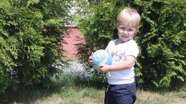Elias Hermann (3) hatte beim Kegeln richtig viel Spaß
