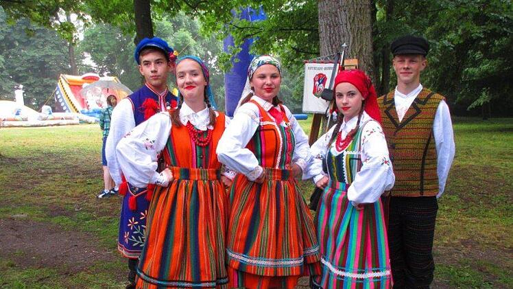 Auch diese polnische Tanzgruppe mit ihren bunten Kostümen trug zum Rahmenprogramm mit bei. Foto: Dieter Seyfarth