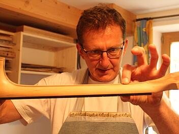 Im Gitarrenbau ist äußerste Präzision gefragt, vor allem dort, wo etwas eingepasst werden muss. Thomas Schaller genießt solche handwerklichen Herausforderungen.Markus Häggberg