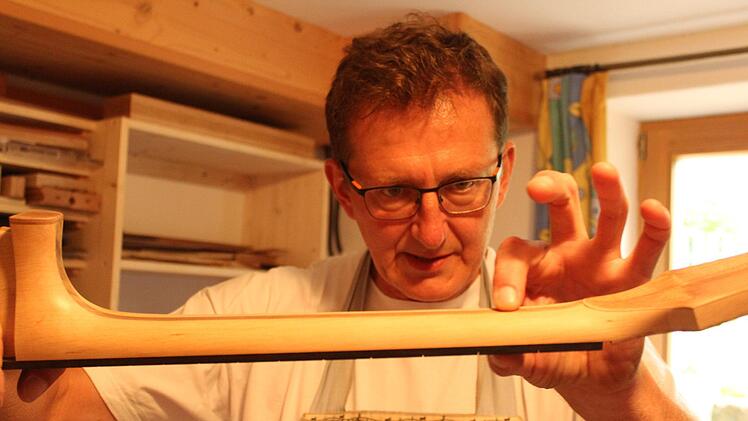 Im Gitarrenbau ist äußerste Präzision gefragt, vor allem dort, wo etwas eingepasst werden muss. Thomas Schaller genießt solche handwerklichen Herausforderungen.Markus Häggberg