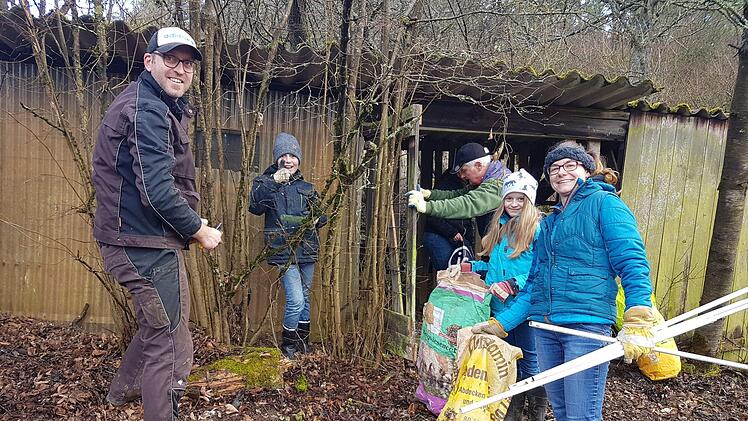 Alle Hände voll zu tun hatten die Helfer bei der Aufräumaktion, zu der die Kreisgruppe des Bund Naturschutz (BN) ins Ganstal bei Hammelburg gerufen hatte.  Foto: Elisabeth Assmann