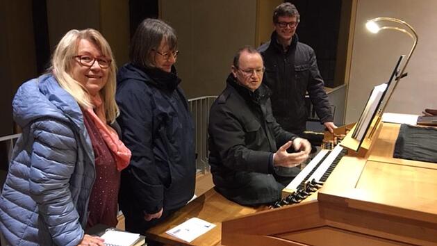 An der Nordhalbener Rieger-Orgel &uuml;berzeugten sich (von links) Margitta Bergfeld, Marina Kr&uuml;gel, Regionalkantor Georg Hagel und Markus Punzelt von der Klangqualit&auml;t des Instrumentes. Foto: Georg Simon