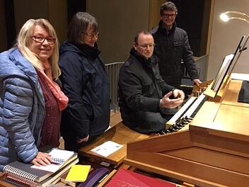 An der Nordhalbener Rieger-Orgel überzeugten sich (von links) Margitta Bergfeld, Marina Krügel, Regionalkantor Georg Hagel und Markus Punzelt von der Klangqualität des Instrumentes. Foto: Georg Simon