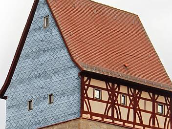 Eine völlig andere Optik hätte das Jörgentor, würde sich die Stadt tatsächlich für eine Verkleidung des Fachwerks entscheiden, um dieses vor Wind und Wetter zu schützen.Foto: Heike Beudert Illustration: K.Heim