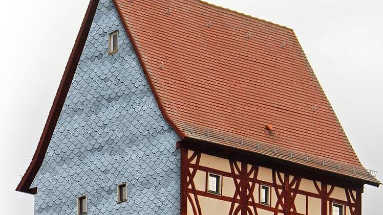 Eine völlig andere Optik hätte das Jörgentor, würde sich die Stadt tatsächlich für eine Verkleidung des Fachwerks entscheiden, um dieses vor Wind und Wetter zu schützen.Foto: Heike Beudert Illustration: K.Heim