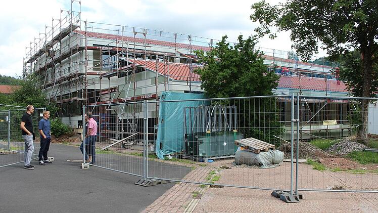 Das Verbindungsdach zwischen Mittelschule und Gymnasium ist abgerissen worden. Foto: Julia Raab