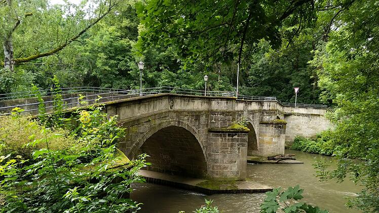 1783 wurde Coburgs älteste erhaltene Steinbrücke über die Itz fertiggestellt - die Judenbrücke. Bis zum Neubau der Alexandrinenbrücke war die Brücke wichtiger Bestandteil des innerstädtischen Verkehrsnetzes.Foto: Jochen Berger