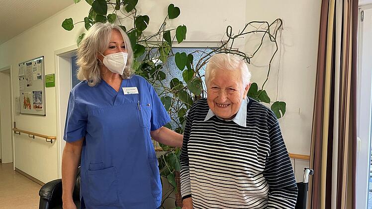 Trotz Autoimmunerkrankung hat sich Pflegerin Andrea Greubel impfen lassen. Weil ihr Arbeitgeber regelmäßig den Antikörper-Titer bestimmt, fühlt sie sich auch im Alltag sicher.