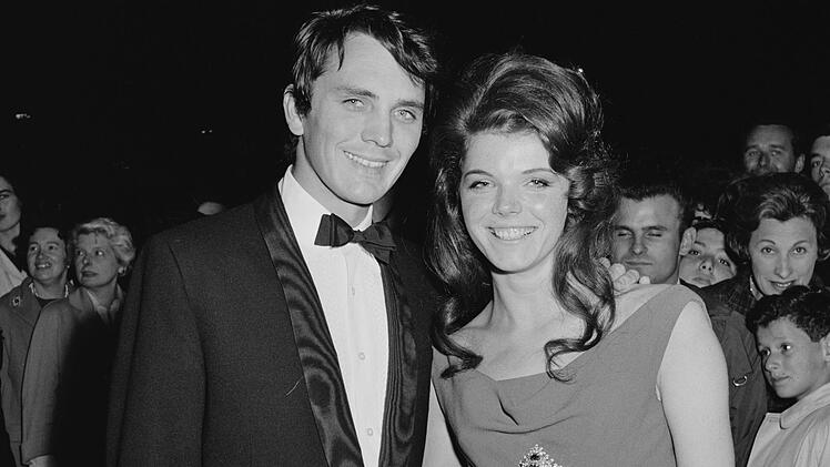 Terence Stamp mit Schauspielerin Samantha Eggar bei der Premiere von "Die Verdammten der Meere" (Original-Titel: "Billy Budd"). Der Film machte Tramp zum Star.