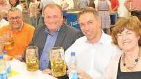 Prost auf die Weisendorfer Kerwa sagten (v.r.) MdL Matschl, Bürgermeister Tritthart, Bezirksrat Nussl und Brauerei-Chef Kitzmann.