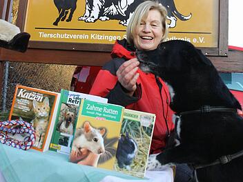Lieber Bücher und Zubehör als lebende Geschenke - dafür plädiert Jutta Sanchez, Mikes Gassigängerin.  Foto: Diana Fuchs