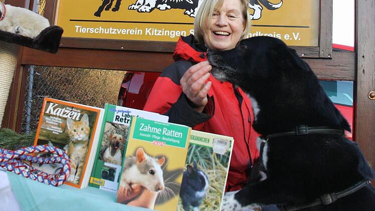 Lieber Bücher und Zubehör als lebende Geschenke - dafür plädiert Jutta Sanchez, Mikes Gassigängerin.  Foto: Diana Fuchs