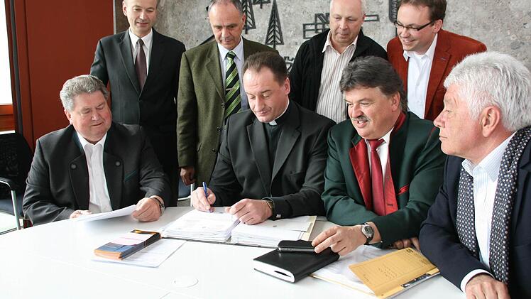 Den Stiftungsrat der "Stiftung Wallfahrtsbasilika Marienweiher" bilden (vorne, von links) Manfred Huhs, Monsignore Professor Rüdiger Feulner, Landrat Klaus Peter Söllner und Professor Wolfgang Protzner sowie (dahinter, von links) Ralph Goller, Bürgermeister Franz Uome, Michael Laaber und Jörg Schmidt.  Foto: Matthias Beetz