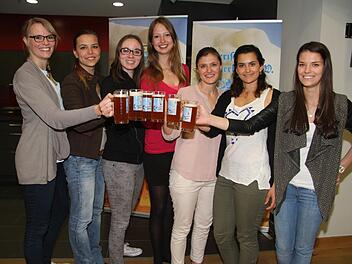 Marlene Speck, Stephanie Kleesattel, Theresa Priller, Isabella Wagner, Katharina Walter, Julie Decher und Jennifer Rausch (von links) wollen Bierköniginnen werden. Das Online-Voting läuft, am 18. Mai ist das Finale. Fotos: Sonja Adam