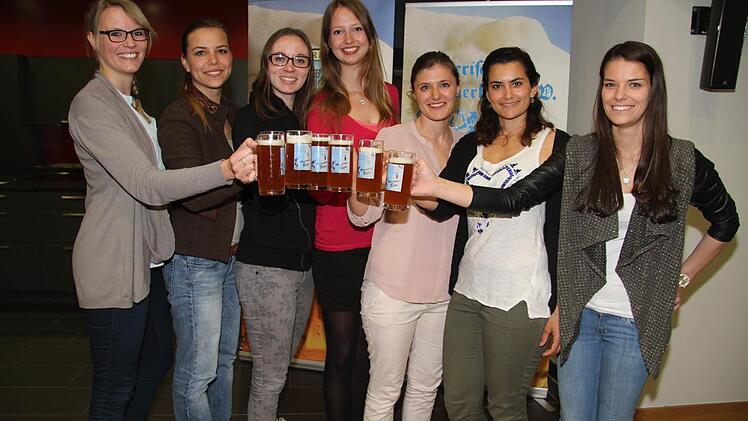 Marlene Speck, Stephanie Kleesattel, Theresa Priller, Isabella Wagner, Katharina Walter, Julie Decher und Jennifer Rausch (von links) wollen Bierköniginnen werden. Das Online-Voting läuft, am 18. Mai ist das Finale. Fotos: Sonja Adam