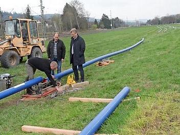Von Neukenroths südlichem Ortsende bis zu Stockheims nördlichem Ortseingang wird eine neue Trinkwasserleitung verlegt. Das schauen sich vor Ort Bürgermeister Rainer Detsch (r.) und Bauhofleiter Günter Hempfling (Zweiter v. r.) an.  Foto: K.-H. Hofmann