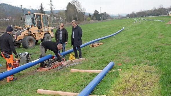 Von Neukenroths südlichem Ortsende bis zu Stockheims nördlichem Ortseingang wird eine neue Trinkwasserleitung verlegt. Das schauen sich vor Ort Bürgermeister Rainer Detsch (r.) und Bauhofleiter Günter Hempfling (Zweiter v. r.) an.  Foto: K.-H. Hofmann