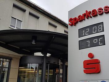 Die Fusionierung der Sparkasse Schweinfurt mit der Sparkasse Ostunterfranken rückgängig machen, darauf zielt das geplante Bürgerbegehren von Rainer Gottwald ab, Bald beginnt er mit dem Sammeln von Unterschriften dafür.Brigitte Krause