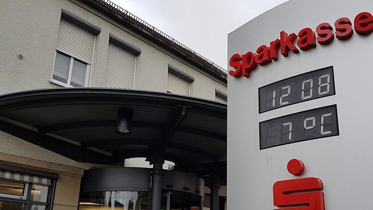 Die Fusionierung der Sparkasse Schweinfurt mit der Sparkasse Ostunterfranken rückgängig machen, darauf zielt das geplante Bürgerbegehren von Rainer Gottwald ab, Bald beginnt er mit dem Sammeln von Unterschriften dafür.Brigitte Krause