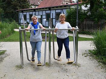 Lilo Menzel-Besser und  Hanne Kesch  testen  ein Fitnessgerät im Wallgraben - und sind sehr zufrieden.Ronald Rinklef