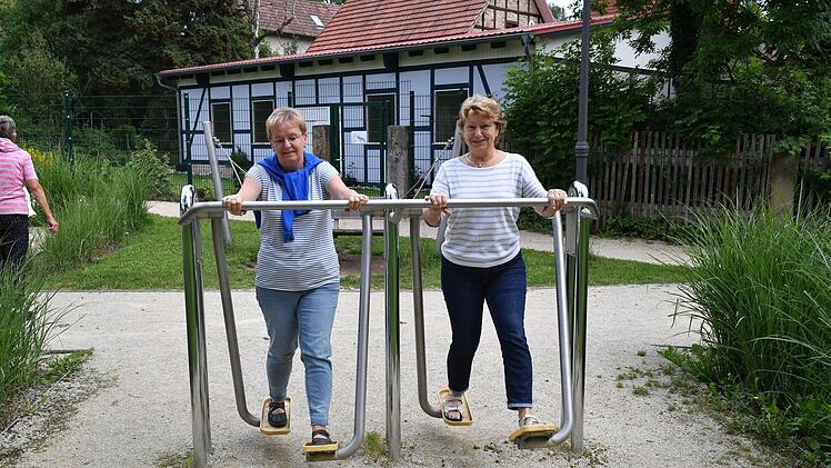 Lilo Menzel-Besser und  Hanne Kesch  testen  ein Fitnessgerät im Wallgraben - und sind sehr zufrieden.Ronald Rinklef