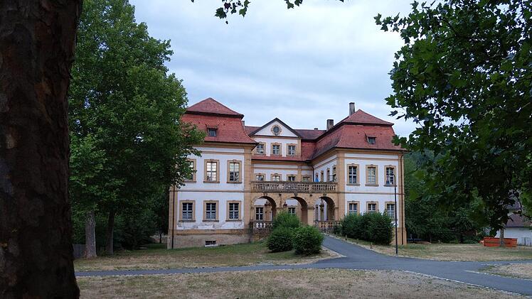 Mächtige Bäume zieren den Hof, der zum Ensemble gehört. Foto: simone Bastian
