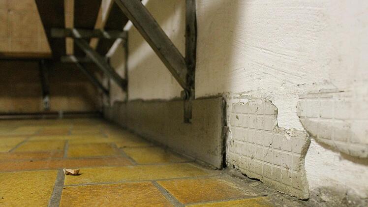 An manchen Stellen werden die kleinen Mängel deutlich. Auch die Bänke wurden nur notdürftig stabiler gemacht.  Foto: Dominic Buckreus