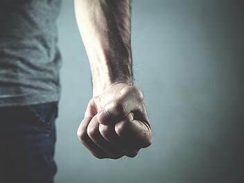 Unvermittelter Angriff in Lichtenfels: Zwei Unbekannte verletzen junge Männer