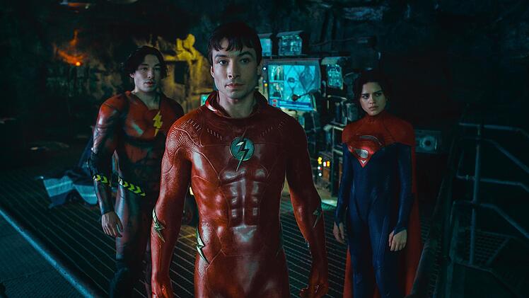 Hoppla, da ist im Universum wohl etwas durcheinandergekommen: Plötzlich gibt's den Flash (Ezra Miller, mit Sasha Calle) zweimal.