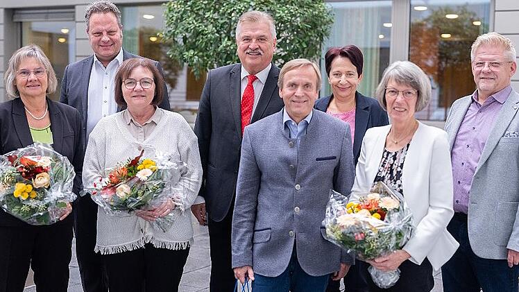 Vier langj&auml;hrige Mitarbeiter sind am Klinikum Kulmbach in den Ruhestand verabschiedet worden (von links): Karin M&uuml;nch, Oberb&uuml;rgermeister Ingo Lehmann, Elke Jauch, Landrat Klaus Peter S&ouml;llner, Michael Ebeling, Gesch&auml;ftsf&uuml;hrerin Brigitte Angermann, ...