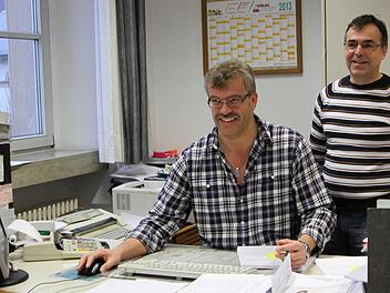Sichtlich froh sind Kämmerer Ernst Rippstein (rechts) und Kassenleiter Thomas Fichtner (links) über die erfolgreiche Umstellung des Haushalts der Stadt Eltmann von der Kameralistik auf die Doppik. Dafür haben sie und ihre Kollegen viel Zeit und Kraft aufbringen müssen. Foto: gg