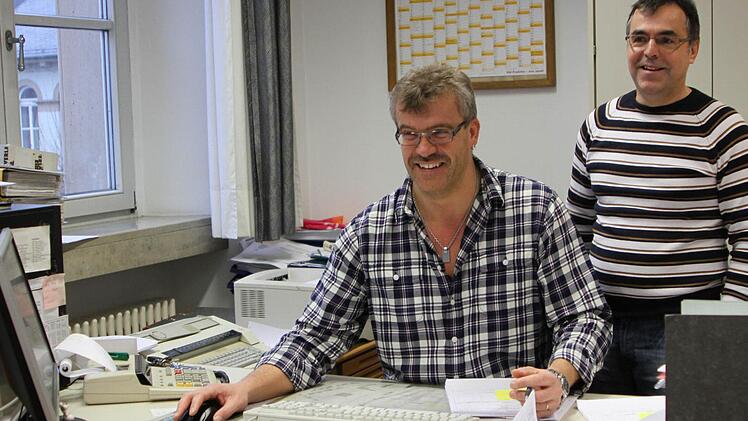 Sichtlich froh sind Kämmerer Ernst Rippstein (rechts) und Kassenleiter Thomas Fichtner (links) über die erfolgreiche Umstellung des Haushalts der Stadt Eltmann von der Kameralistik auf die Doppik. Dafür haben sie und ihre Kollegen viel Zeit und Kraft aufbringen müssen. Foto: gg