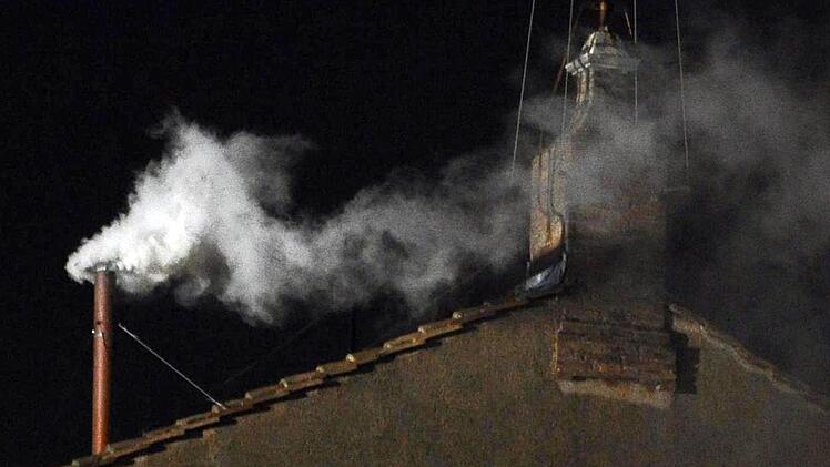 Weißer Rauch dringt aus dem kleinen Kamin - die Kardinäle haben den neuen Papst gefunden. Foto: CIRO FUSCO dpa