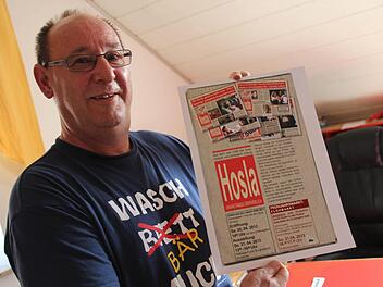 Vorsicht Satire: Helmut Nützel hat bereits über 500 Ausgaben seiner "Hosla Zeitung" verschickt. Foto: Martin Kreklau