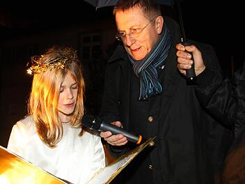 Franka Märkl präsentierte sich gestern Abend als neues Kulmbacher Christkind. An der Seite von OB Henry Schramm wünschte sie den Gästen des Weihnachtsmarkts eine schöne Adventszeit. Foto: Dagmar Besand