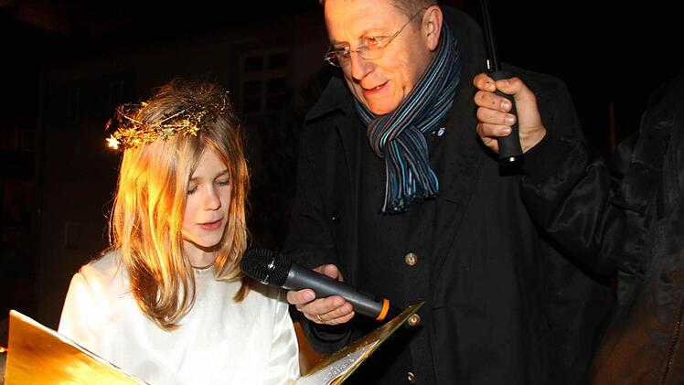 Franka Märkl präsentierte sich gestern Abend als neues Kulmbacher Christkind. An der Seite von OB Henry Schramm wünschte sie den Gästen des Weihnachtsmarkts eine schöne Adventszeit. Foto: Dagmar Besand
