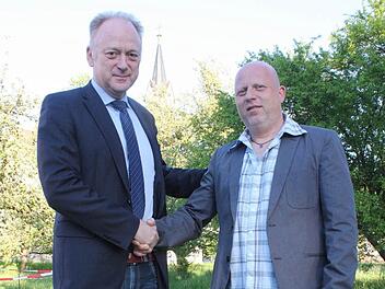 Klaus Görlinger (rechts) nimmt die Glückwünsche von Helmut Blank entgegen.  Foto: Arnold Nöth