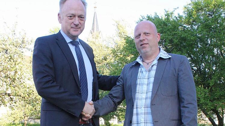 Klaus Görlinger (rechts) nimmt die Glückwünsche von Helmut Blank entgegen.  Foto: Arnold Nöth