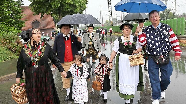 Flechtwerk und Tracht: Die D'Werdenfelser hatten sich Unterstützung aus Amerika mit gebracht.
