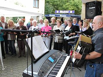 Der Freizeitchor unter Leitung von Franz Rödelmaier (rechts) bereicherte das Programm. Fotos: Roland Mayer