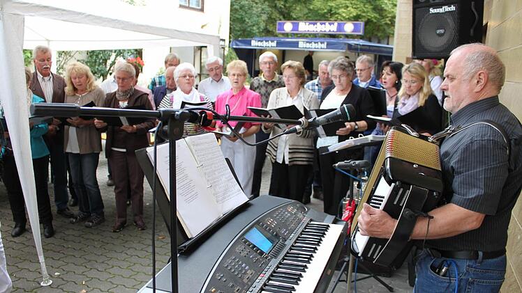 Der Freizeitchor unter Leitung von Franz Rödelmaier (rechts) bereicherte das Programm. Fotos: Roland Mayer