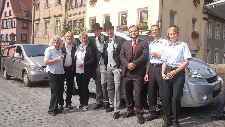 Die Hochzeitsgesellschaft aus der Bestatterbranche. Foto: Andrea Rippstein
