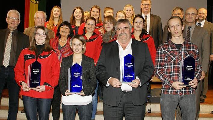 Die Ehrenpreise: Die Sportler des Jahres wurden die Erste Damen-Mannschaft der Korbballabteilung des TV Haßfurt, die Keglerin Janine Wehner (vorne, Dritte von rechts) und Kickboxer Dirk Schmidt (vorne, rechts). Für sein Lebenswerk im Sport wurde Josef Raab (vorne, Zweiter von rechts) ausgezeichnet. Mit im Bild sind die Vertreter des Sportverbandes und der Kommunen.  Fotos: Sabine Weinbeer