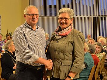 Angela Metz übergibt ihr Amt als Seniorenleiterin der Pfarrei an Elmar Brehm. Ab Januar wird er die Seniorennachmittage, Ausflüge, Wanderungen und Grillabende organisieren. Fotos: Kathrin Kupka-Hahn