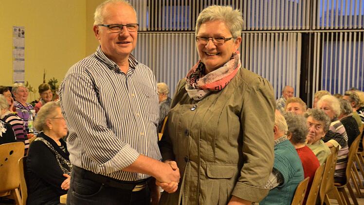 Angela Metz übergibt ihr Amt als Seniorenleiterin der Pfarrei an Elmar Brehm. Ab Januar wird er die Seniorennachmittage, Ausflüge, Wanderungen und Grillabende organisieren. Fotos: Kathrin Kupka-Hahn