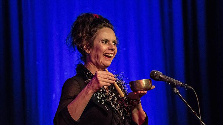 Nessi Tausendschön bei ihrem Auftritt im "Schwarzen Bären". Foto: Jochen Berger