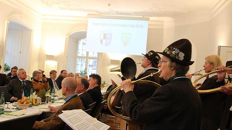 Auch beim Empfang spielten die Jagdhornbl&auml;ser.  Foto: Adriane Lochner