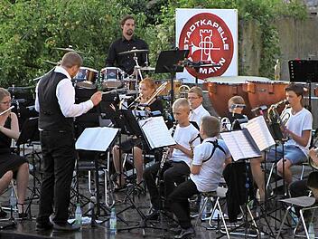 Auch die Mitglieder des Jugendorchesters zeigten, dass sie ihre Instrumente schon beherrschen und bald die Stadtkapelle bereichern werden.
