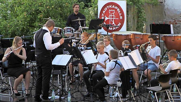 Auch die Mitglieder des Jugendorchesters zeigten, dass sie ihre Instrumente schon beherrschen und bald die Stadtkapelle bereichern werden.